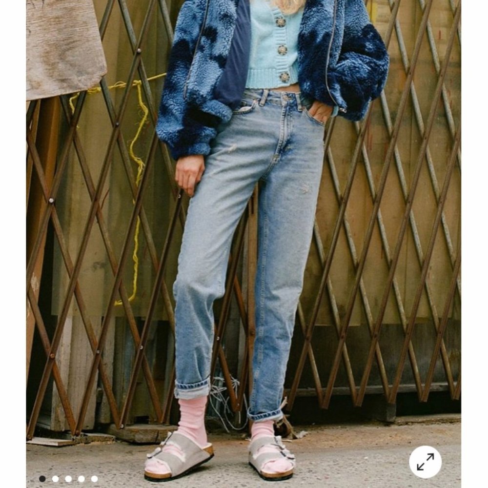 BDG High-Waisted Mom Jean – Light Wash